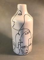 Leuke moderne vaas met abstracte gezichten erip, Ophalen of Verzenden, Wit, Minder dan 50 cm