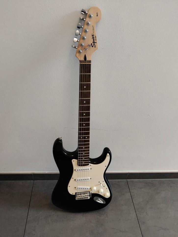 Squier Stratocaster - Zwart, Muziek en Instrumenten, Snaarinstrumenten | Gitaren | Elektrisch, Zo goed als nieuw, Solid body, Fender