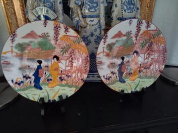 Twee oude porseleinen Japanse bordjes Geisha's in tuin beschikbaar voor biedingen