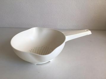 Wit Tupperware handvergiet vergiet beschikbaar voor biedingen