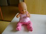 harde babypop met roze pakje en armbandje, Kinderen en Baby's, Speelgoed | Poppen, Ophalen of Verzenden, Zo goed als nieuw, Babypop