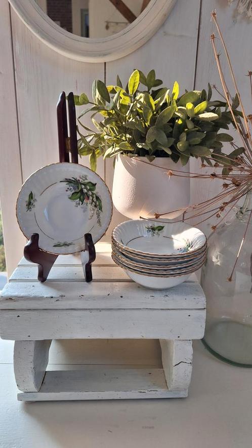 Vintage schalen set, wit porselein met lelietjes der dalen, Huis en Inrichting, Keuken | Servies, Gebruikt, Schaal of Schalen