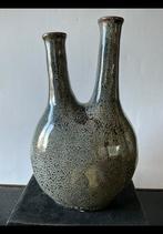 Aardewerk, keramieken vaas van ong. 28 cm hoog, dubbele hals, Huis en Inrichting, Woonaccessoires | Vazen, Ophalen of Verzenden