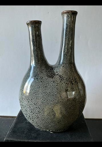 Aardewerk, keramieken vaas van ong. 28 cm hoog, dubbele hals beschikbaar voor biedingen
