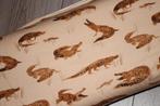 Family Fabrics Tricot katoen stof - Krokodil beige #3067, Hobby en Vrije tijd, Stoffen en Lappen, 120 cm of meer, Beige, Ophalen of Verzenden