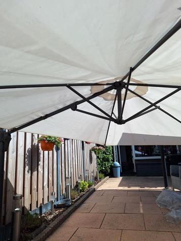 Hang parasol en uit draaien beschikbaar voor biedingen