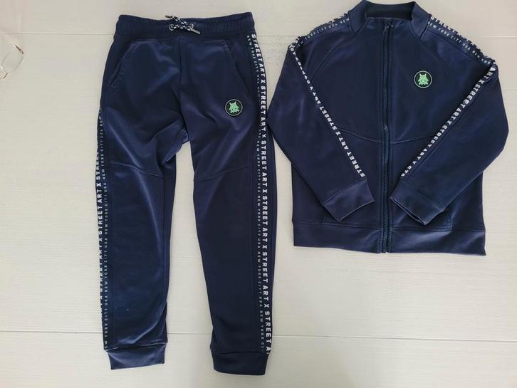 Trainingspak mt 122/128, Kinderen en Baby's, Kinderkleding | Maat 122, Gebruikt, Jongen, Setje, Ophalen of Verzenden