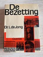 De Bezetting - Dr. L. de Jong - Querido 1941, Boeken, Ophalen of Verzenden, 20e eeuw of later, Gelezen