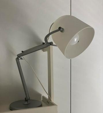 Fijne bureaulamp wit met metalen verstelbare arm beschikbaar voor biedingen