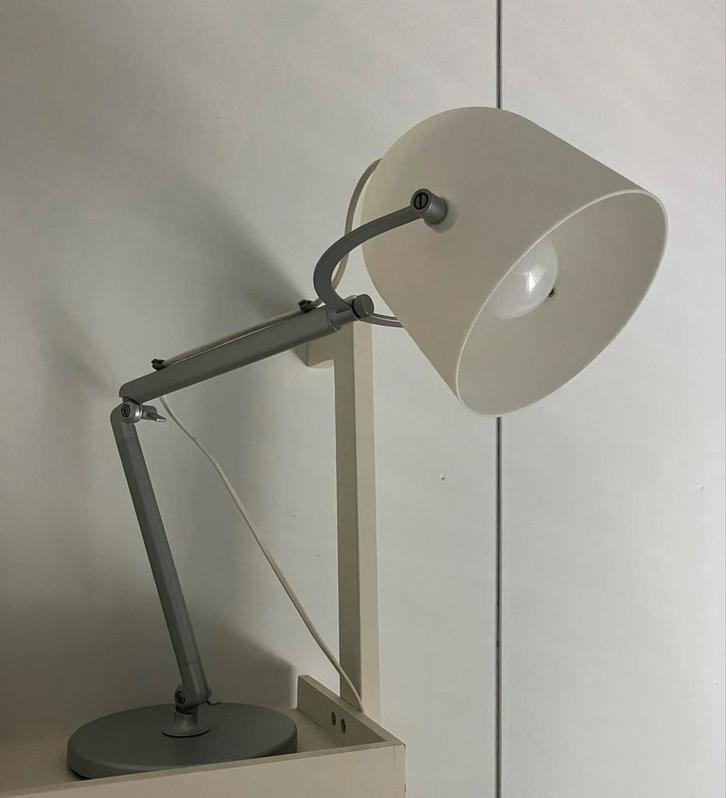 Fijne bureaulamp wit met metalen verstelbare arm, Huis en Inrichting, Lampen | Hanglampen, Zo goed als nieuw, 50 tot 75 cm, Metaal