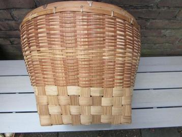 grote rieten/ houten mand jaren 70 beschikbaar voor biedingen
