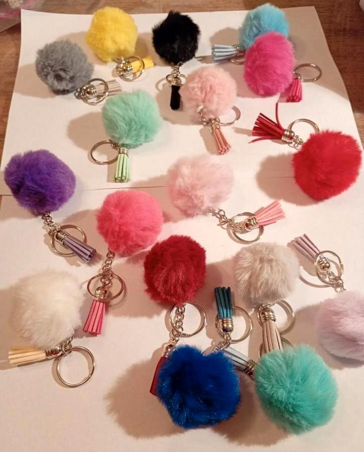 Zachte Pompom sleutelhanger of (school)tashanger., Verzamelen, Sleutelhangers, Zo goed als nieuw, Ophalen of Verzenden