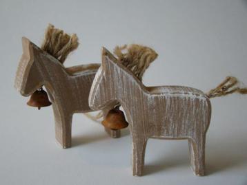 Houten paard met bel p/st. beschikbaar voor biedingen