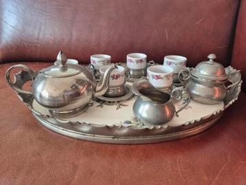 Antiek Tinnen Servies met Porseleinen Kopjes beschikbaar voor biedingen