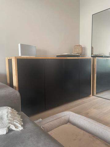 Stijlvol zwart dressoir met eikenhouten blad en poten beschikbaar voor biedingen