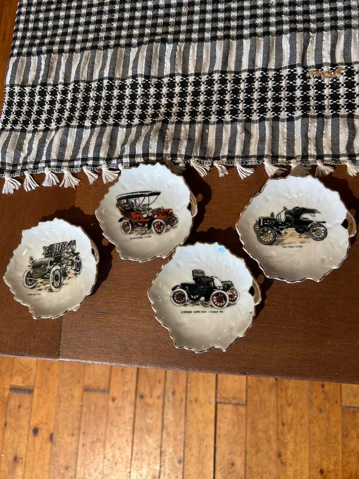 Porseleinen Bordjes Petit Four - Auto Afbeeldingen, Antiek en Kunst, Antiek | Schalen, Ophalen of Verzenden