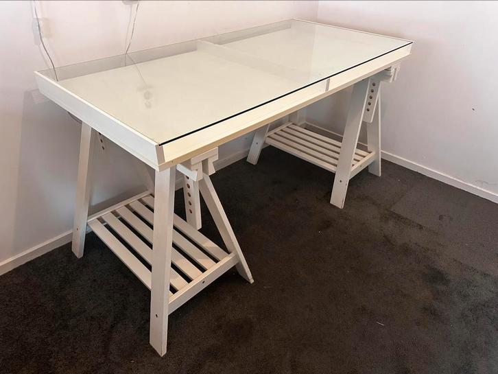 Wit bureau met glasplaat oo schagen Ikea, Huis en Inrichting, Bureaus, Zo goed als nieuw, Ophalen of Verzenden