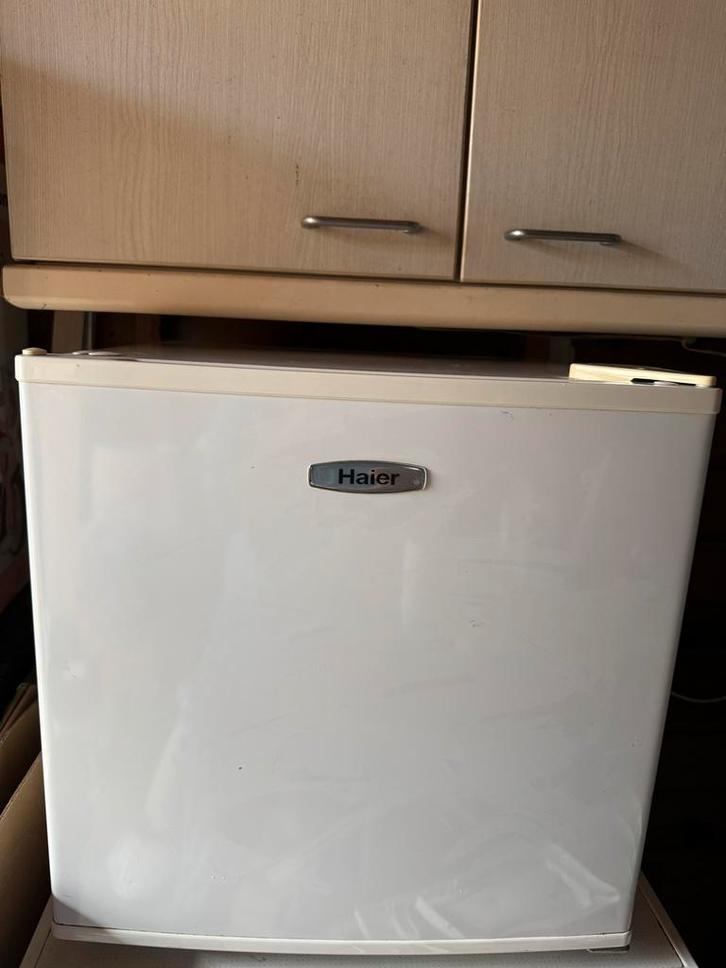 Kleine Haier Vrieskast - Compact en Handig, Witgoed en Apparatuur, Vriezers en Diepvrieskisten, Gebruikt, Vrijstaand, Vrieskast