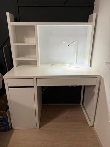 Ikea Micke Bureau met Opbouw beschikbaar voor biedingen