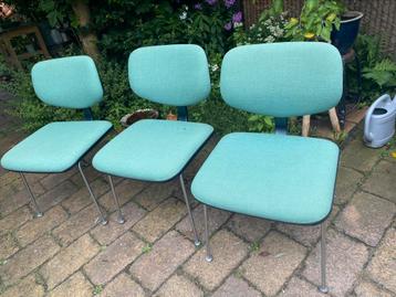 4 groene en 2 grijsblauwe gispen stoelen beschikbaar voor biedingen