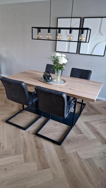 Eiken eettafel inclusief 4 eetkamerstoelen met armleuning beschikbaar voor biedingen