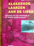 Klakkende laarzen aan de IJssel. Deventer, Tweede Wereldoorlog, Ophalen of Verzenden, Zo goed als nieuw, Vos & Hilbrink