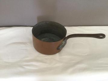 Mooie antieke koperen steelpan beschikbaar voor biedingen