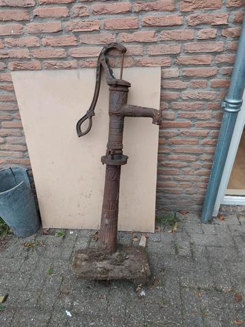 Antieke Waterpomp - Decoratief Tuinelement beschikbaar voor biedingen