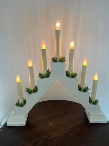 Mooie houten kersttrap met verlichting, wit beschikbaar voor biedingen