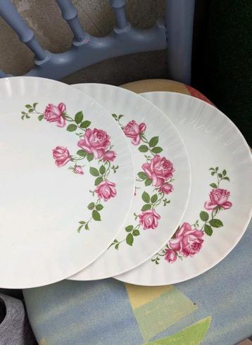 Antiek vintage drie borden met bloemen beschikbaar voor biedingen