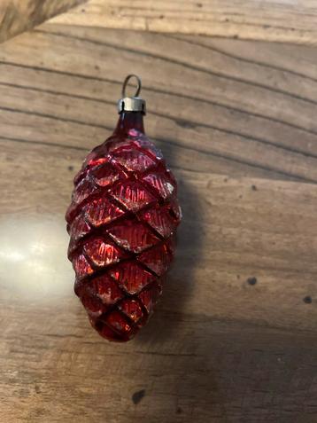 Dennenappel vintage rood kerstbal beschikbaar voor biedingen