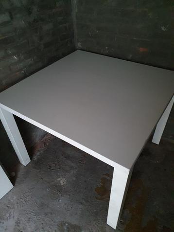 2 Witte bijzet (kantoor) tafels - 1x1 meter, 75cm hoog beschikbaar voor biedingen