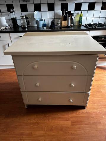 Mooie witte eikenhouten ladekast – stevig en ruim beschikbaar voor biedingen