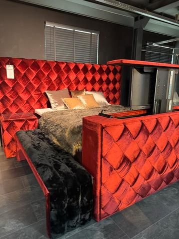 Luxe Boxspring met TV Lift zeer chique en uniek enigste ! beschikbaar voor biedingen