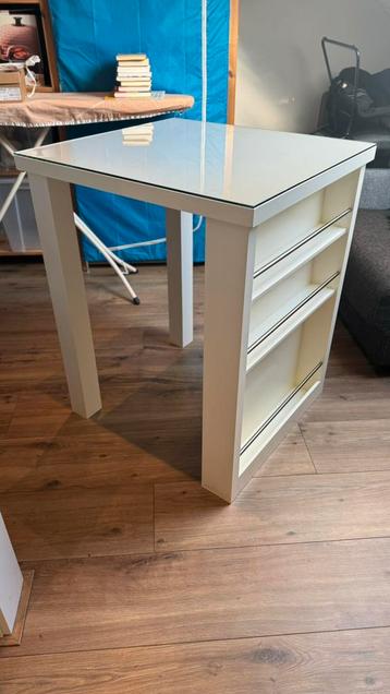 Bureau/bartafel beschikbaar voor biedingen