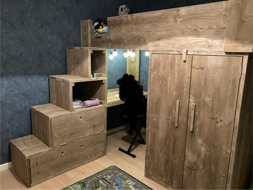 Steigerhouten hoogslaper met ingebouwde kasten en bureau, Kinderen en Baby's, Kinderkamer | Stapelbedden en Hoogslapers, Zo goed als nieuw