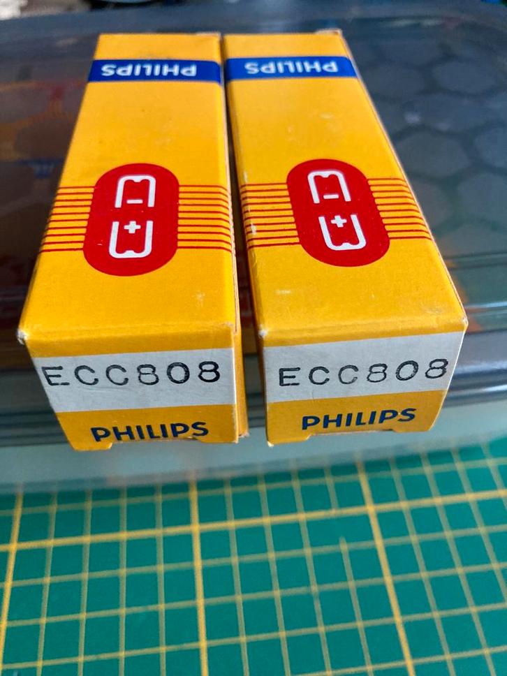 2 stuks Philips ECC808 in doosje zelfde codes, Audio, Tv en Foto, Buizenversterkers, Buis of Buizen, Ophalen of Verzenden