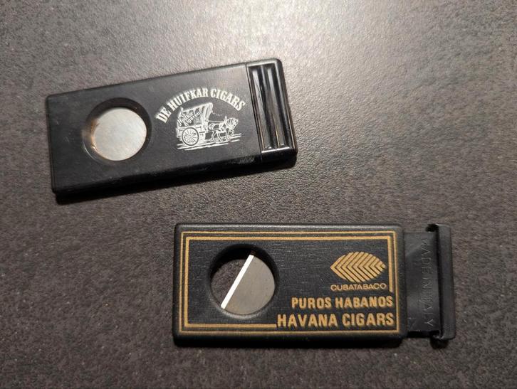 2 Oude Sigarenknippers - De Huifkar & Cubatabaco, Verzamelen, Rookartikelen, Aanstekers en Luciferdoosjes, Gebruikt, Overige typen