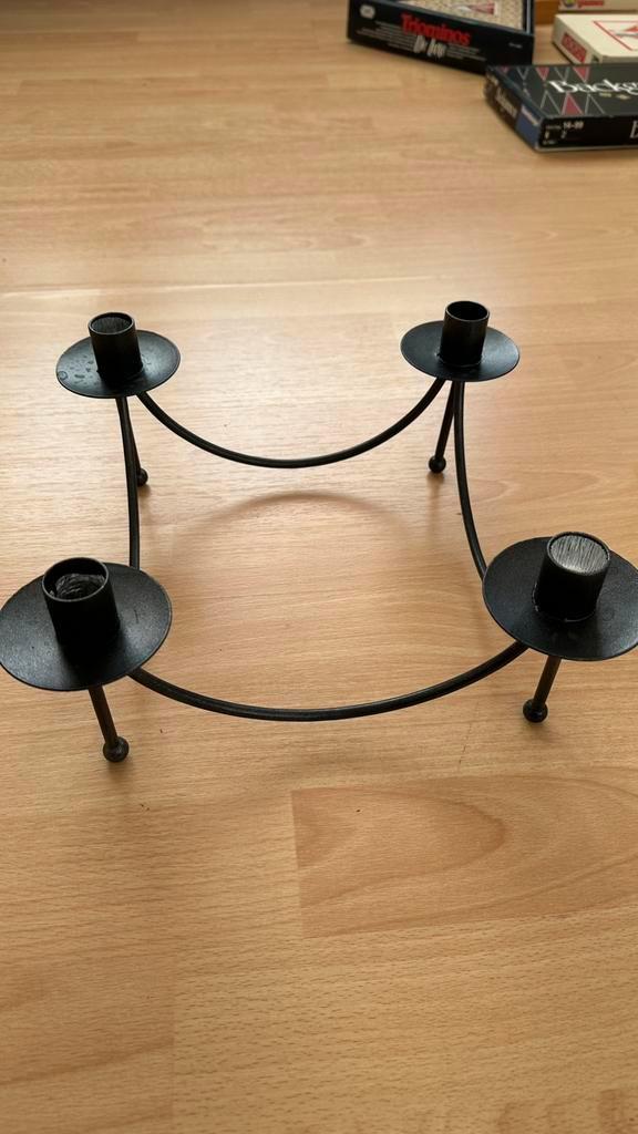 2 zwarte smeedijzeren kaarsen standaards, in goede staat., Huis en Inrichting, Woonaccessoires | Kandelaars en Kaarsen, Gebruikt