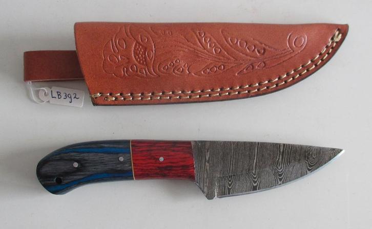 Handgesmeed Damast mes met lederen schede. LB392., Caravans en Kamperen, Kampeergereedschap, Nieuw, Ophalen of Verzenden