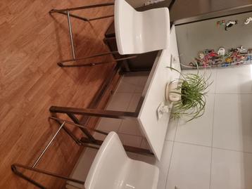 Twee IKEA barkrukken beschikbaar voor biedingen