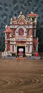 Lemax Eastside Fire Station – Stoer Brandweerkazerne Kers, Diversen, Kerst, Verzenden, Gebruikt