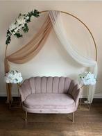 TE HUUR: Backdrop rond met bruidsbank bloemen en stof, Ophalen of Verzenden, Zo goed als nieuw, Geboorte of Huwelijk