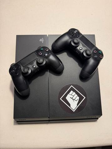 Playstation 4 + 2 controllers en 3 games beschikbaar voor biedingen