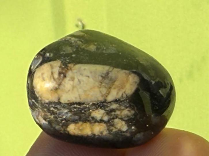 Vulkaniet - Que Sera broekzaksteen mineralen, Verzamelen, Mineralen en Fossielen, Mineraal, Ophalen of Verzenden