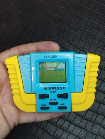 Vintage draagbaar voetbalspel op batterijen beschikbaar voor biedingen