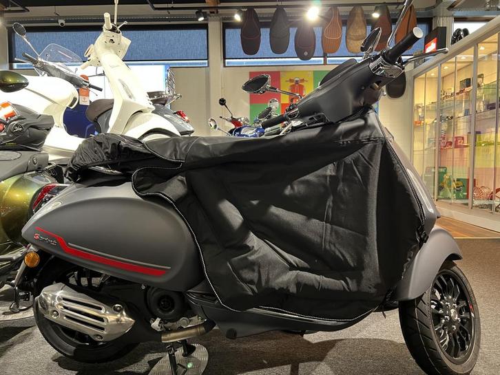 Vespa Sprint primavera beenkleed 605576M010, Fietsen en Brommers, Brommeronderdelen | Scooters, Nieuw, Vespa, Ophalen of Verzenden