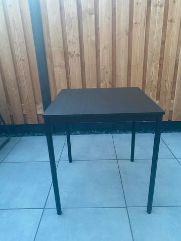 Zwarte tafel beschikbaar voor biedingen