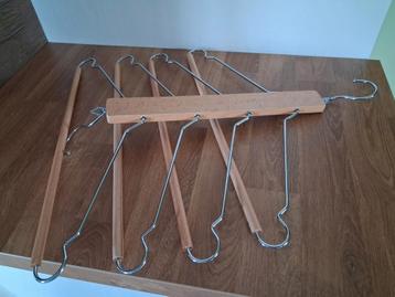 Houten kledinghanger voor 4 stuks beschikbaar voor biedingen