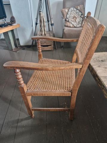 Stoel met rotan zitting en rugleuning beschikbaar voor biedingen